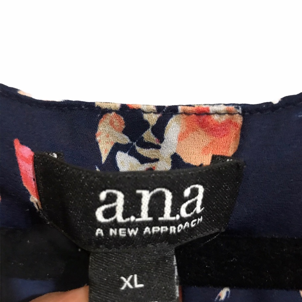 Womenβs Blouse - Picture 2 of 3